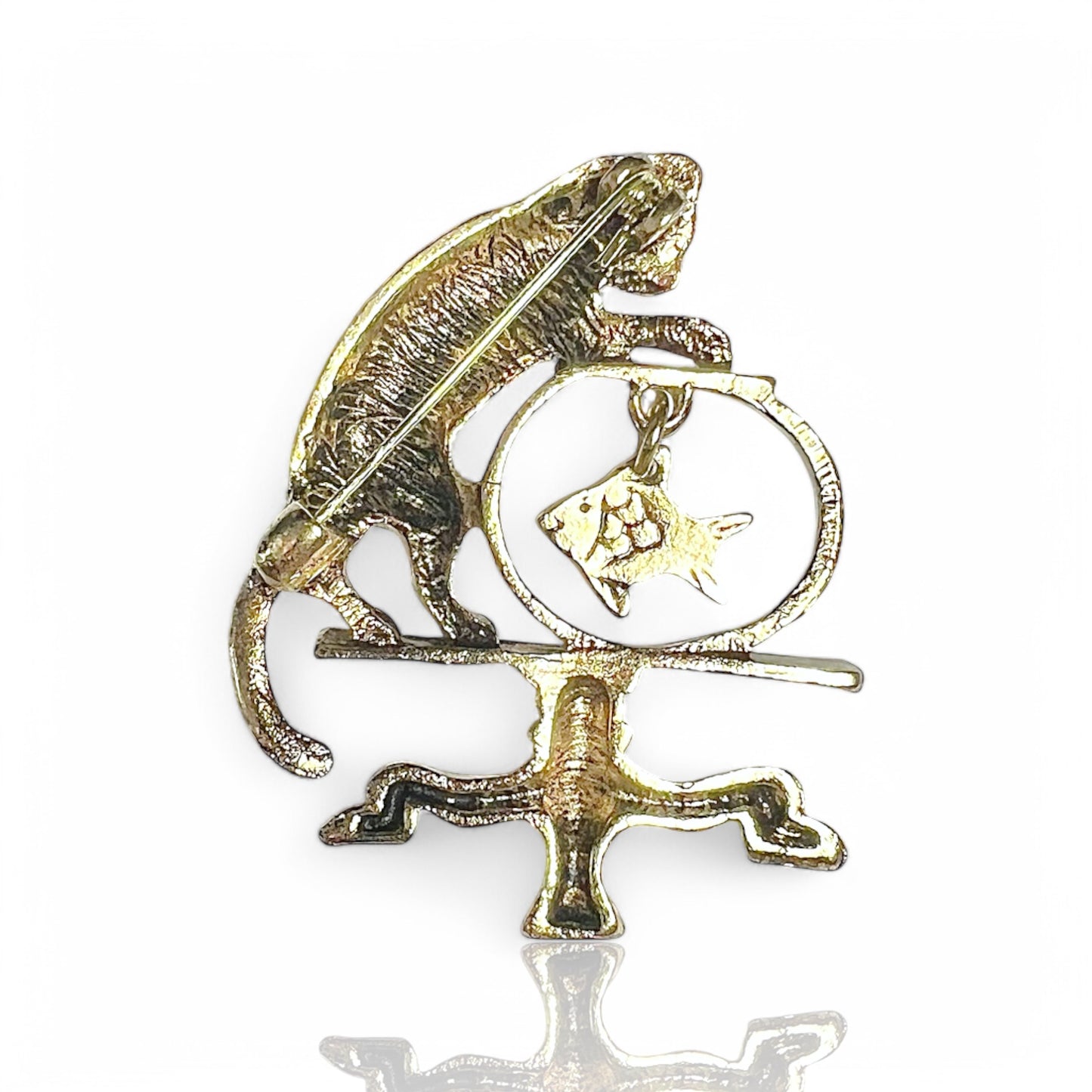 Broche chat curieux