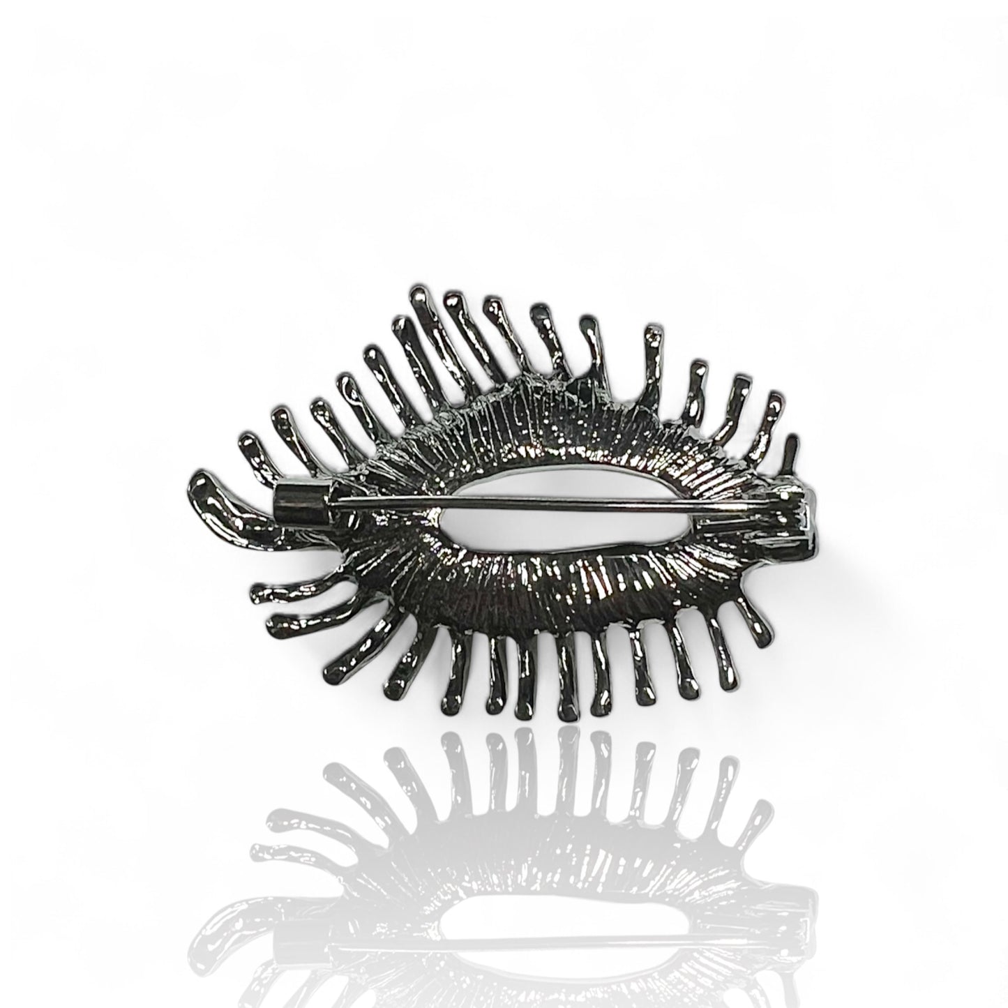 Broche oeil foncé
