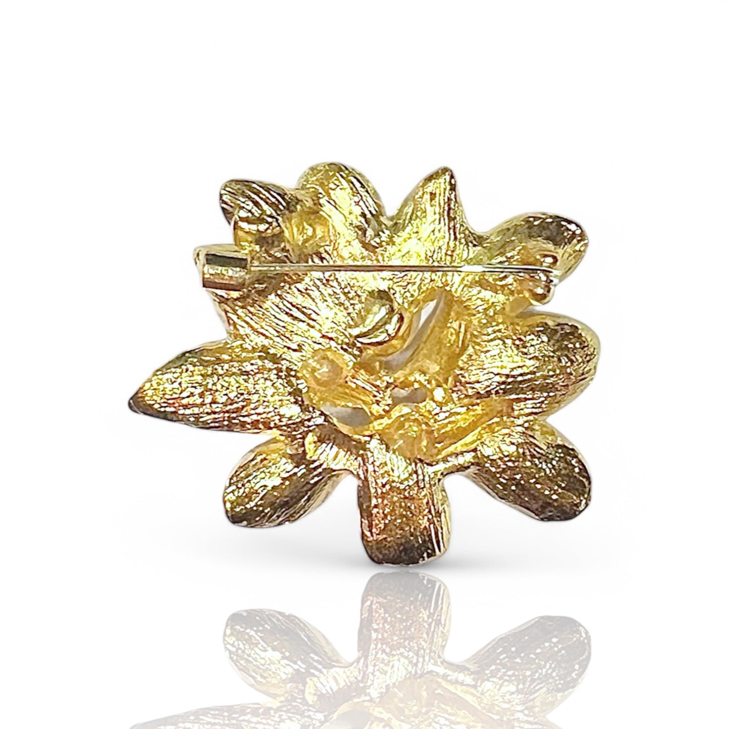 Broche fleur de lotus à strass