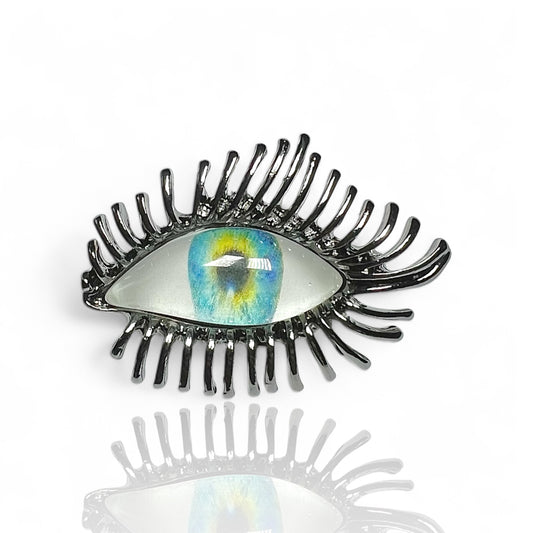 Broche oeil foncé